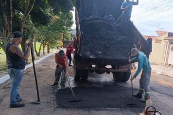 BAIRROS EM ORDEM: OPERAÇÃO TAPA BURACO É FEITA NA CHÁCARA BOA VISTA 