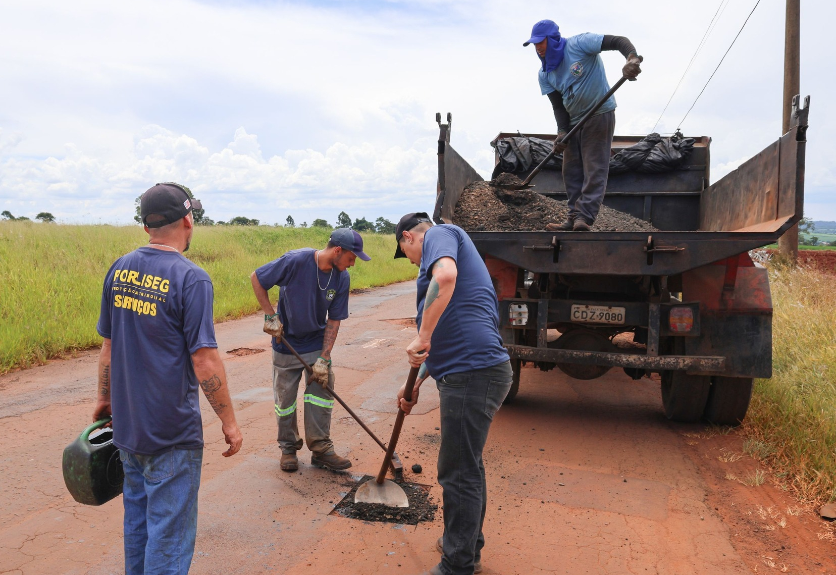 OPERAÇÃO TAPA-BURACOS NO ACESSO AO BAIRRO DESTERRO 