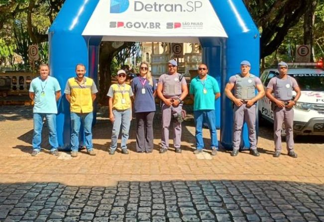PREFEITURA PROMOVE AÇÃO DA CAMPANHA MAIO AMARELO NA PRAÇA DA MATRIZ 